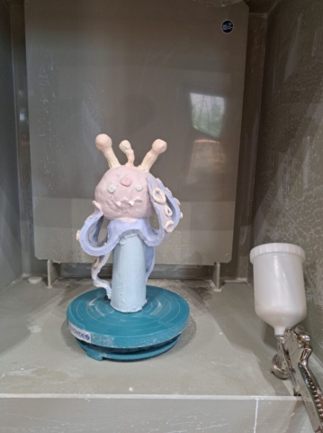 Plastiky farbené engobou boli po prežahu ešte naglazované transparentnou glazúrou