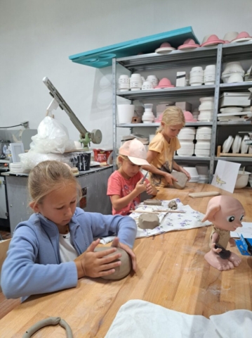 Dievčatá začínajú prácu na svojich keramických strašidlách