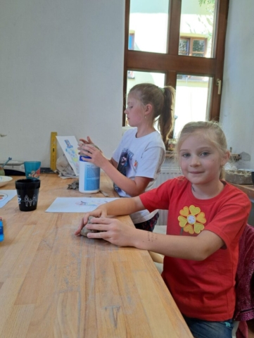 Barborka s Veronikou začínajú taktiež pracovať na keramických plastikách