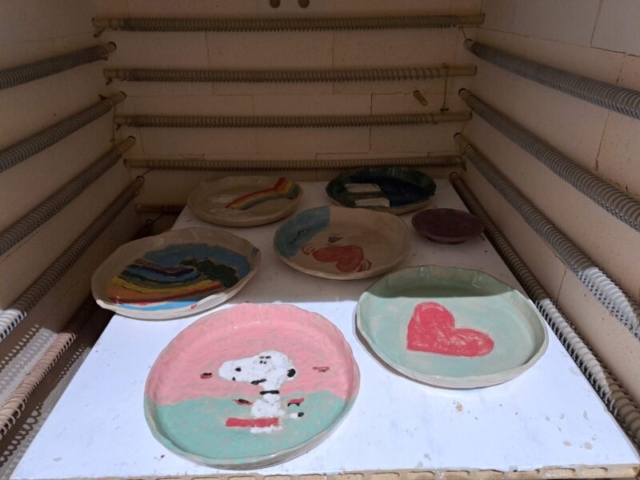 Pohľad na tanieriky maľované engobami