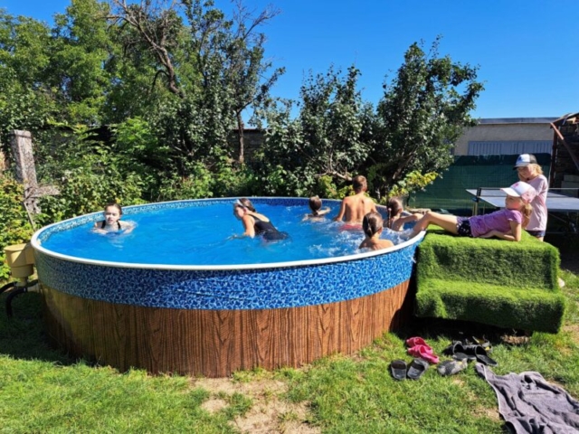 Po tvorivej a náročnej práci padne osvieženie v bazéne vhod