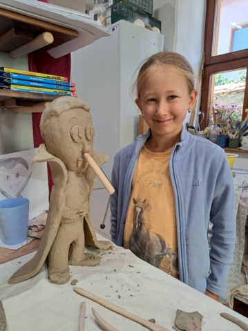 Adelka s Drakulom, cez nosnú dierku vyjde z plastiky horúci vzduch, inak by Drakula výpal v peci neprežil