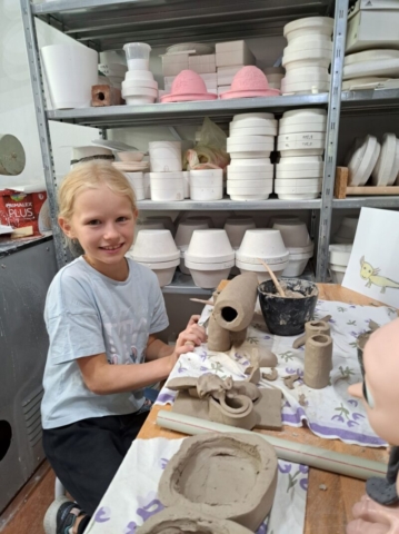 Mirka pri práci na svojom keramickom Axolotovi