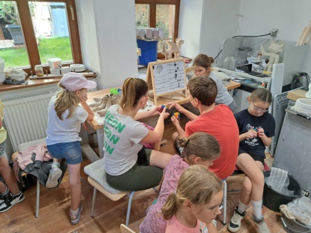 Jakubko sa snaží naučiť deti skladať Rubikovu kocku