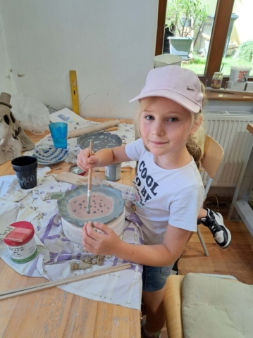 Barborka maľuje tanierik engobami