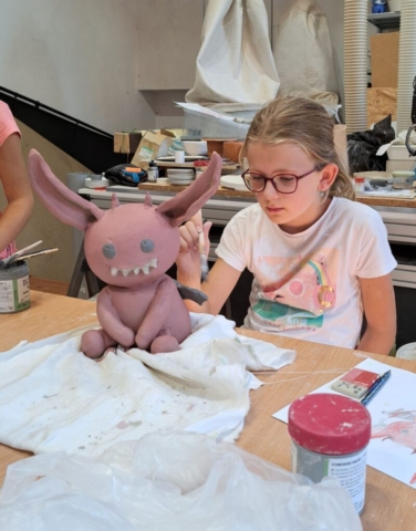 Olívia maľuje strašidielko engobami