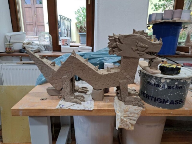 Terezkin drak, musel byť počas lepenia podopretý na viacerých miestach