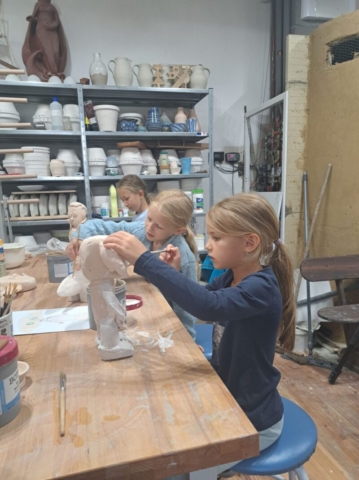 Lydka, Mirka a Adelka pri glazovaní