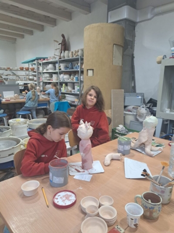 Lydka, Mirka a Adelka pri glazovaní