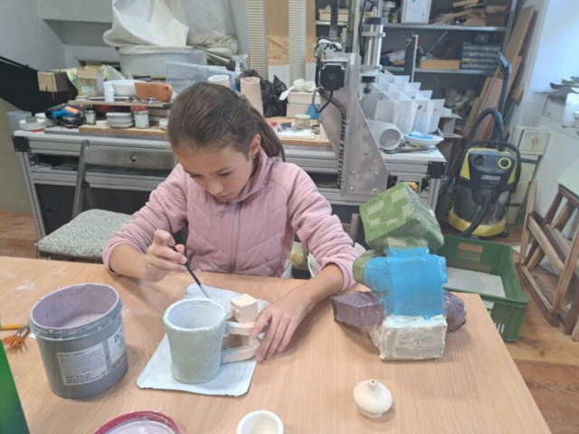 Natália pri glazovaní