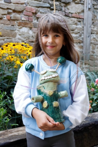 Laura so svojím strašidielkom