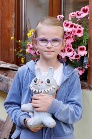 Lívia so svojím strašidielkom