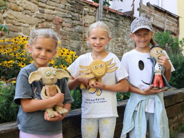 Lydka, Mirka, Adelka so svojimi výtvormi